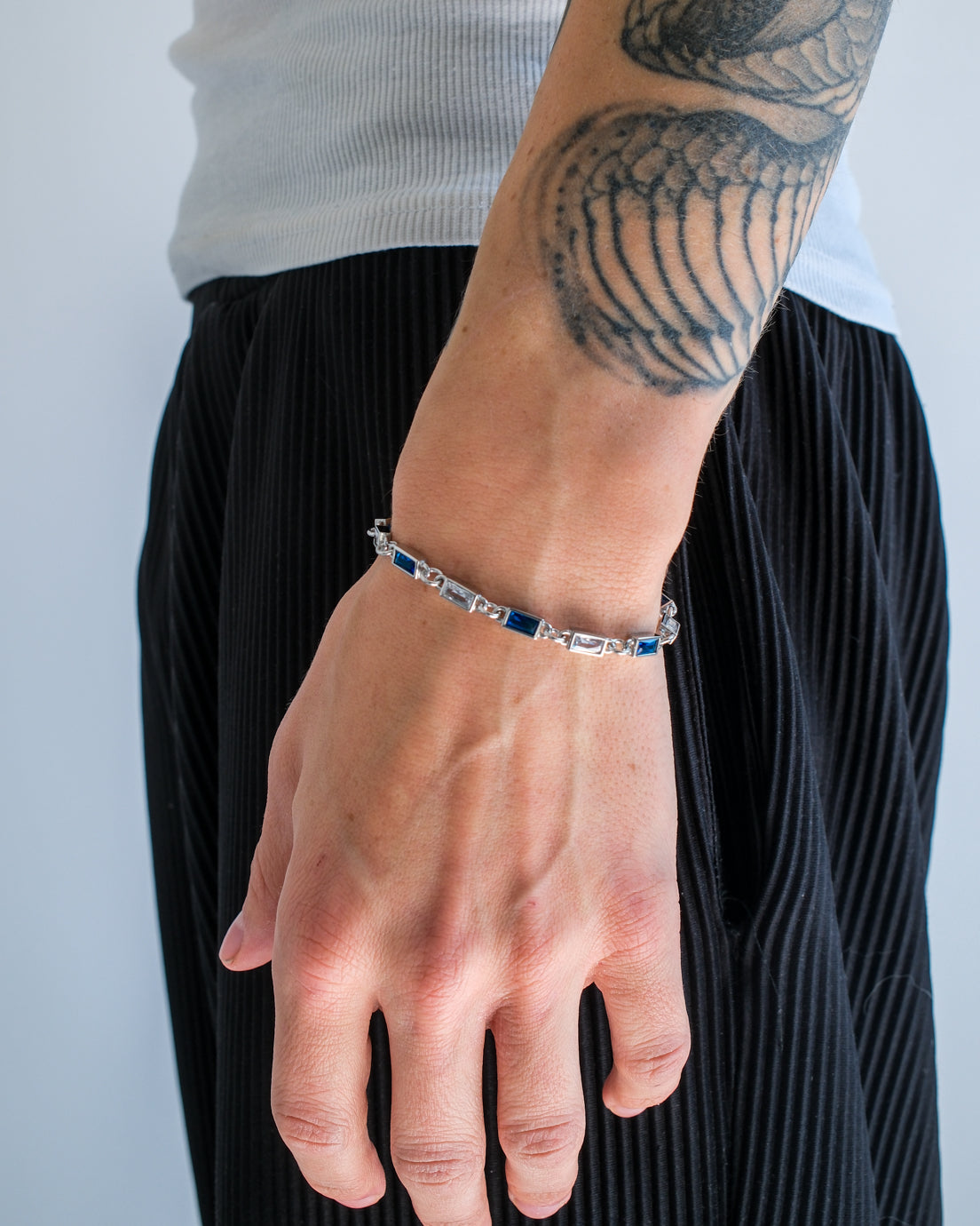 unshinebar-blue-ocean-armband-silber-mit-blauen-zirkonia-steinen image 4