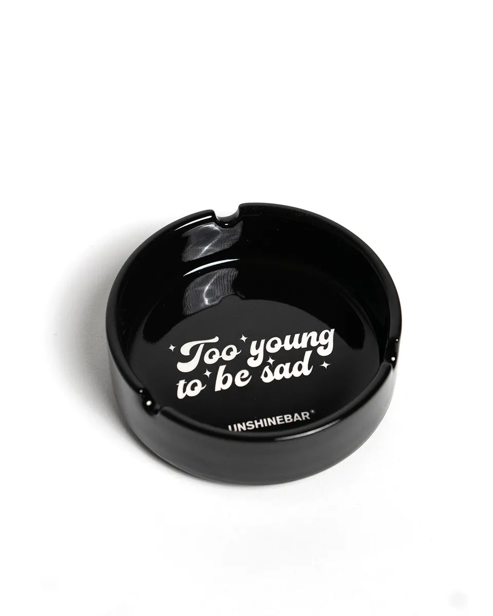 unshinebar-too-young-to-be-sad-aschenbecher-schwarz-keramik image 1