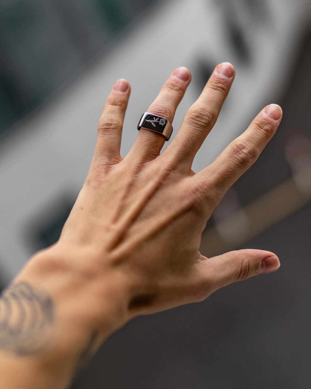 unshinebar-rose-ring-siegelring-gold-gr-e-10 image 4