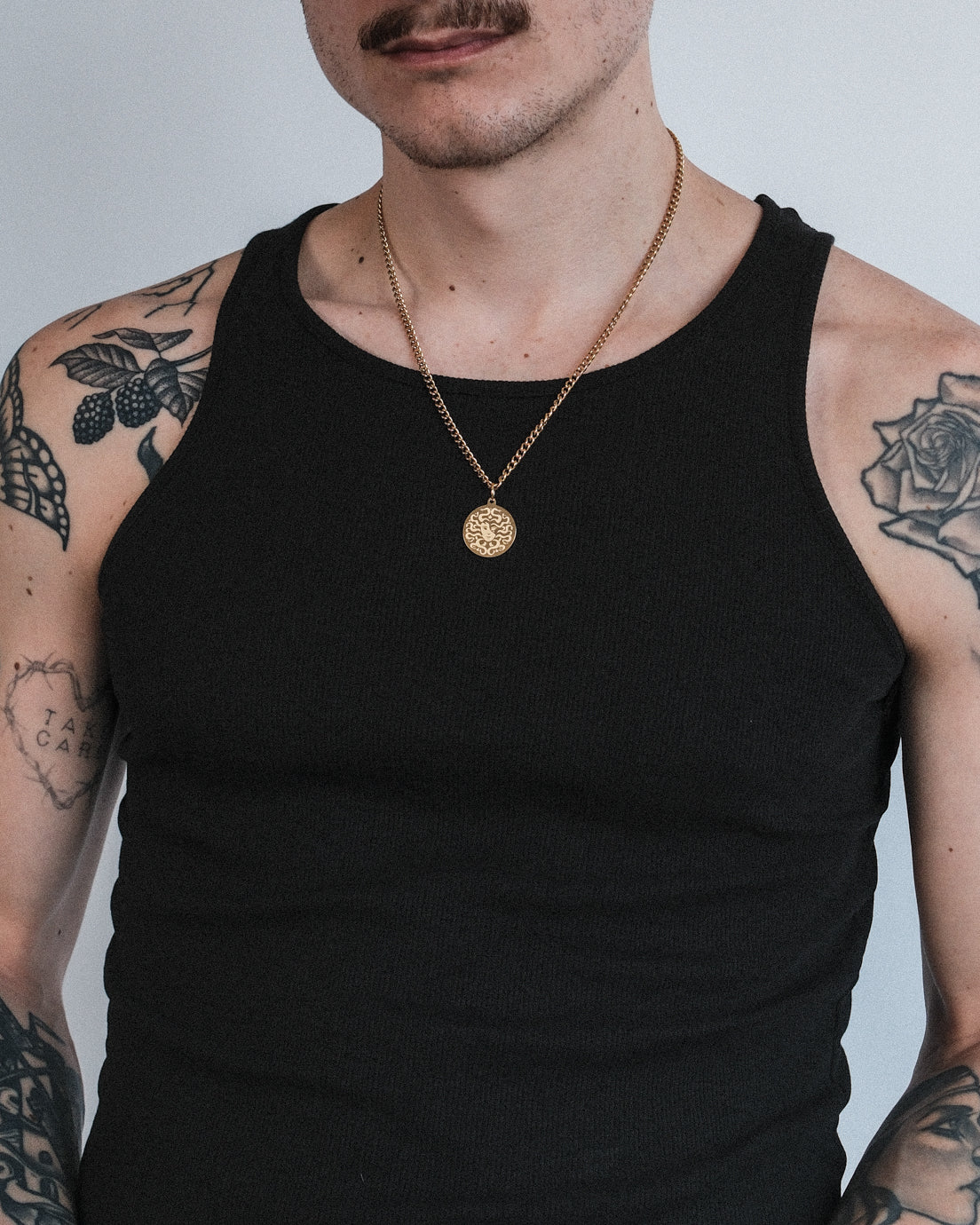 unshinebar-medusa-halskette-gold-anh-nger-18k image 4