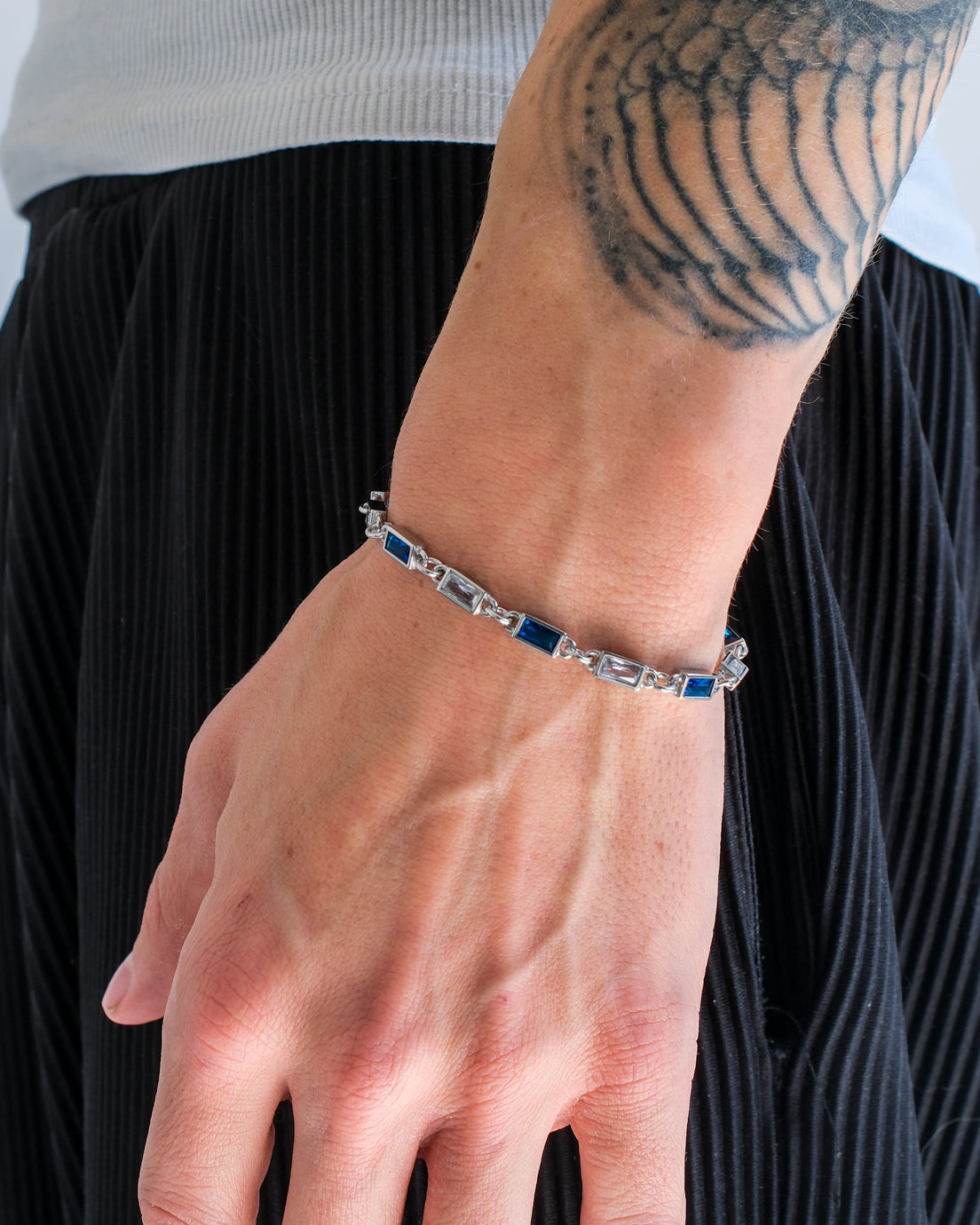 unshinebar-blue-ocean-armband-silber-mit-blauen-zirkonia-steinen image 2