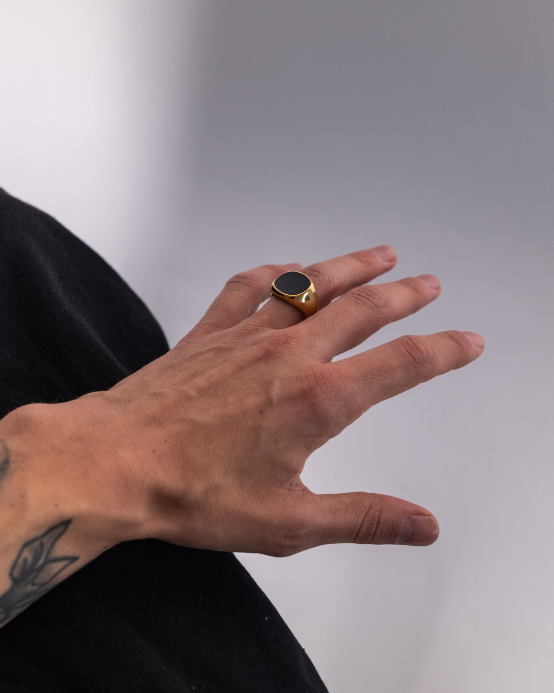 unshinebar-black-signet-ring-schwarz-gold-edelstahl-gr-9 image 7