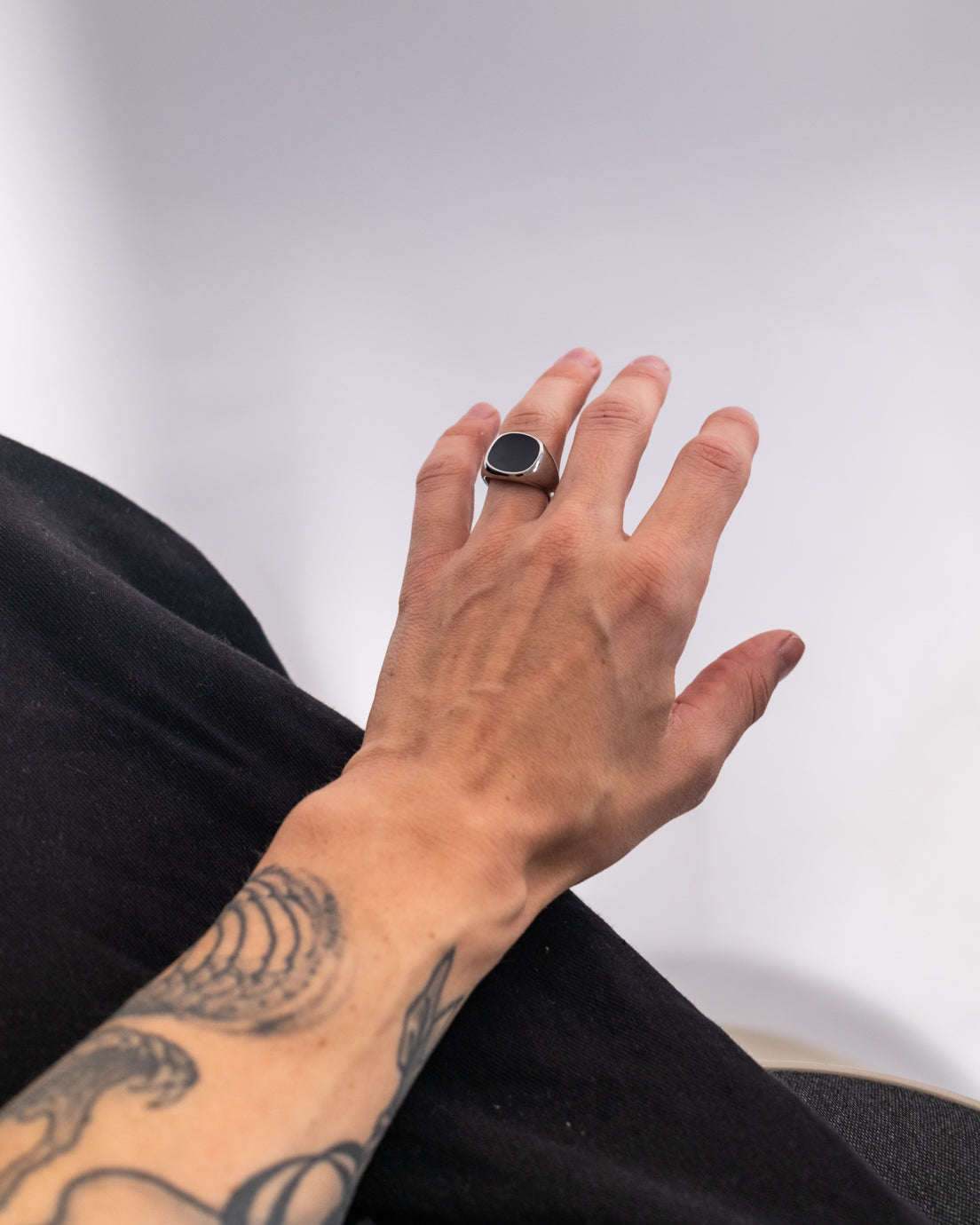 unshinebar-black-signet-ring-schwarz-gold-edelstahl-gr-9 image 6